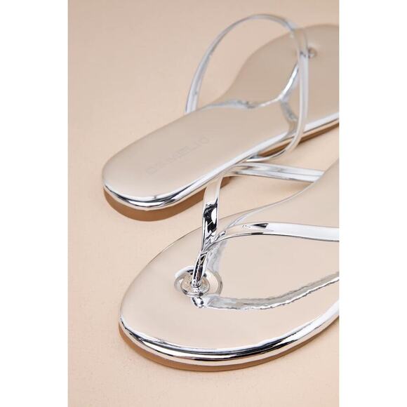 D'Amelio Footwear BeachBae Silver Mirror Patent Flat Thong Sandals - Picture 1 of 5